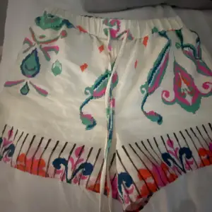 Jätte fina linne shorts med mönster från zara💗 Både jätte sköna och fina till sommaren. Och de har fina pärlor på snörena🌟👌🏻