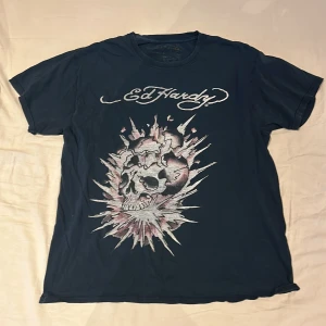 Ed Hardy T- Shirt - Så de här är en extremt fin ed Hardy T shirt. Sjukt fin färg och trycket är verkligen o dö för. De finns två defekter vilket är ett litet hål under armhålan och ett litet hål på ryggen. De är verklgen väldigt enkelt o sy ihop. Se på bild 4 