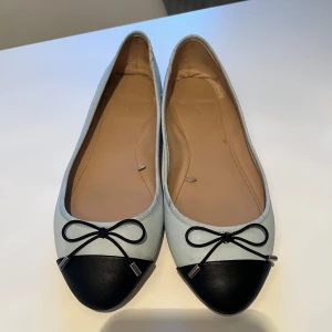 Ballerinaskor  - Så gulliga ballerinaskor i stl 39. (Är mer som stl 40) Innermått från tåspätts-hälen: 33cm. Dem är inte helt vita utan väldigt ljusblåa. I bra skick för att vara skor, undersidan ser man är använd. Aldrig använda från mig och köpta secondhand! 🫶🏼