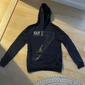 Emporio armani hoodie - Fint skick, använder it längre.