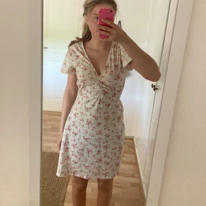 Sommarklänning - Vit/creme vit sommarklänning från Nelly 🌺 Passar perfekt till skolavslutning. Använd 1 gång men köpt för något år sedan