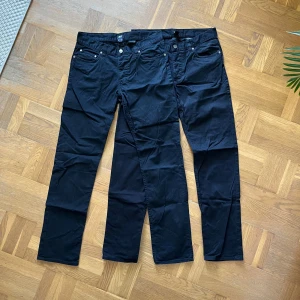 2 par svarta byxor H&M - 2 likadana par. 1 för 200, båda för 350