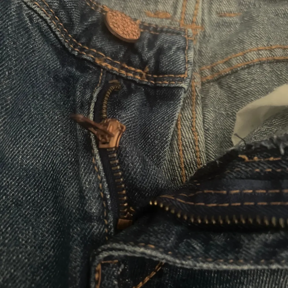 Säljer dessa lågmidjade jeansshortsen från terranova💗 Fint skick dock är dragkedjan sönder men går lätt att fixa därav priset💗 Hör av dig vid fler frågor!. Shorts.