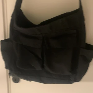 Messenger bag - Jag säljer denna väska för att den inte kommer till användning,det finns några defekter,dragkedja går inte hela vägen att stänga men annars är den i fint skick skulle jag säga💕💕