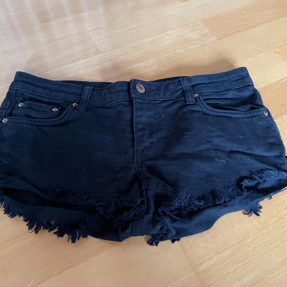 Jeans shorts från Gina ”perfect jeans”, storlek 36, använda några gånger.. Shorts.