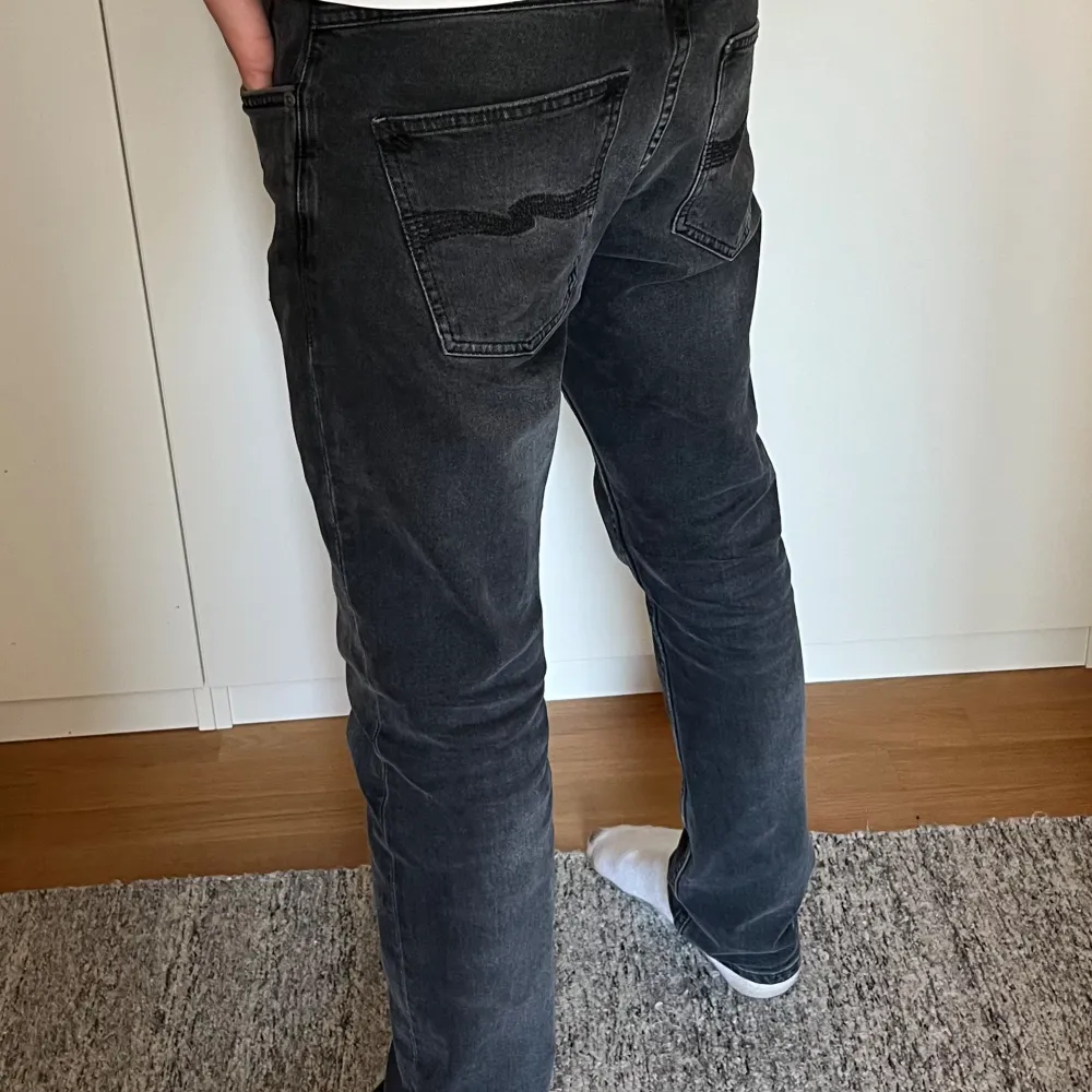 Tja, säljer nu dessa nudie jeans i modellen grim Tim, jeansen är i bästa kvalite alltså 10/10✅kostar 1700 nya men jag släpper dom för 650💸modellen på bilden är 180 och väger 63. Modellen är grim Tim dark cove. Jeans & Byxor.
