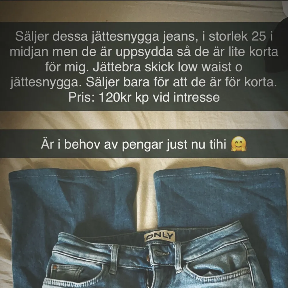 säljer ett par skit snygga low waist jeans i strlk 25, de är uppsydda vid benen så de är ganska så korta, de passade mig som var typ 157💘 säljer för 120kr skit  snygga verkligen!! Säljer bara för att de är för korta ❣️🙏. Jeans & Byxor.