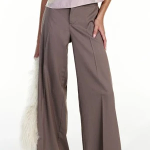 Kostymbyxor i gråbrun färg - Fina kostymbyxor som är använda ca 2 gånger.