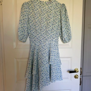 Adooreklänning  - Stl. 34  Aldrig använd 