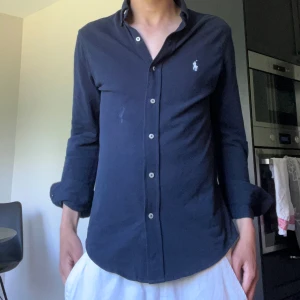 Ralph lauren skjorta  - Säljer en riktigt snygg Ralph lauren skjorta, Featherweight mesh skick 9/10 hör av dig om du har några frågor eller funderingar! Den fläcken på bilden på skjortan kommer jag att tvätta bort!🤩