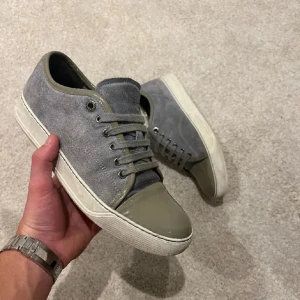 Lanvin  - Tjena, säljer nu min skit feta gråa lanvin. Dom är i använt med bra skit, skriv om ni har några frågor eller funderingar. Mvh 