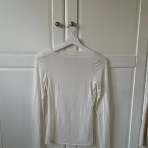 En vit intimissmi tröja!! Använd 1 gång!!! Bra skick. Köpt för 550kr och säljs för 400kr nästan oanvänd!