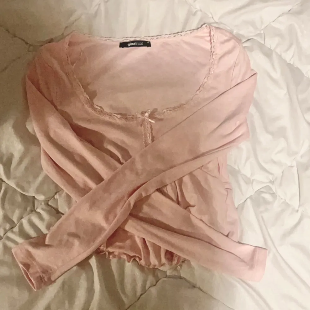 Jättefin rosa tröja med spets på urringning och slitet💕Helt nysick och har aldrig använt för jag råkade köpa fel storlek🤍. Toppar.