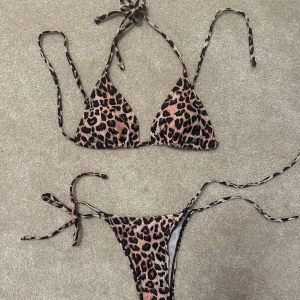 Leopard bikini - Bikini i leopardmönster. Helt oanvänd, har kvar plombering. Har uttagbara ilägg och snörning så man kan justera storleken. 🩷 klicka på köp nu om du vill köpa och skriv vid frågor🩷
