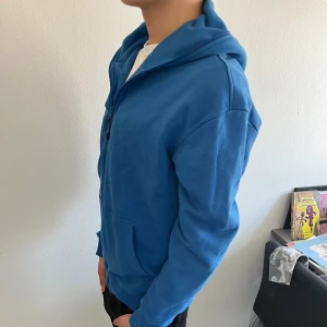 Blå fullzip Kofta - En fullzip kofta , skick 8/10⭐️Passar båda S och M ( vid fler frågor kom dm )