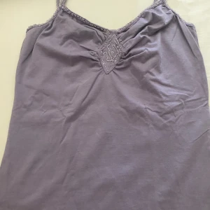 Vintage Lila linne med pärlor  - Ett vintage linne med pärlor! Lila färg  Hör av dig om fler frågor!💜💜