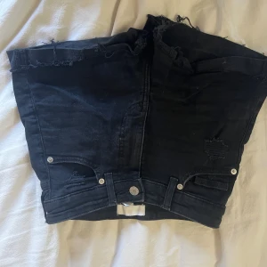 jeans shorts - svarta jeans shorts från hm med små slitningar på två ställen. använda nån enstaka gång och utan skador
