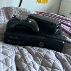 X-box  - Säljer detta då det typ aldrig har kommit till andvändning så är inprencip ny! Pris kan diskuteras och den är i super fint skick och funkar felfrit 
