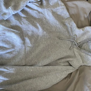 Oversized hoodie - En oversized hoodie från primark. Använd men har hållit jättebra och i gott skick. Storlek L men passar bra som oversize för mindre storlekar 