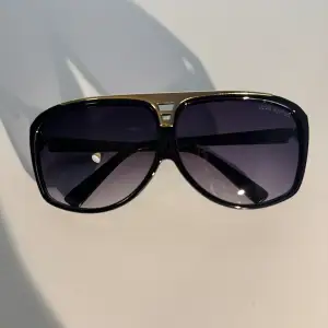 Tjena, jag säljer de perfekt solglasögon inför sommaren, har aldrig används tidigare, priset kan diskuteras, finns fler bilder vid behov!!✌️