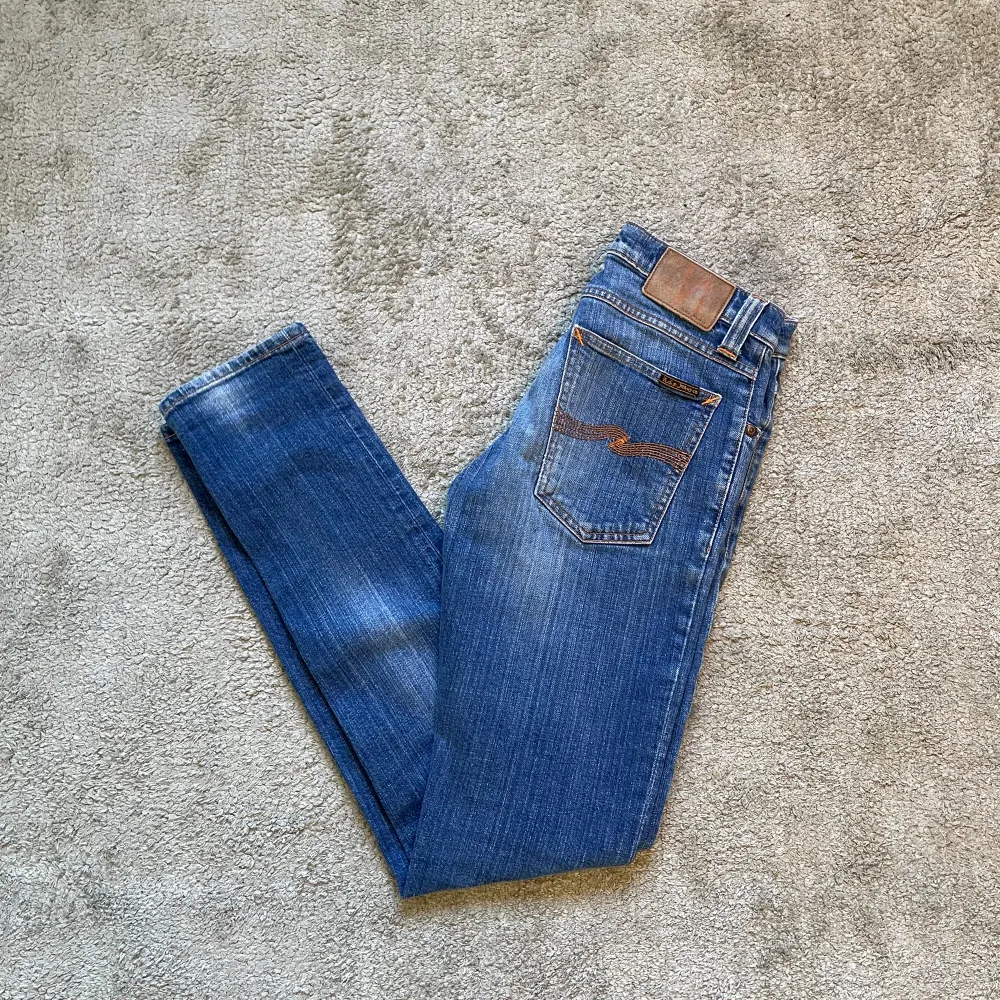 Säljer nu dessa sjukt snygga Nudie jeansen | storlek 27 32 | väldigt bra skick | nypris 1600 mitt pris 649 | hör av dig vid fler frågor eller funderingar!. Jeans & Byxor.