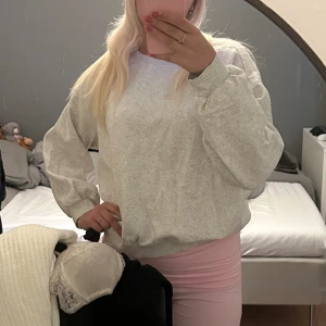 Grå sweatshirt - Sweatshirt från H&M i nyskick. Storlek M