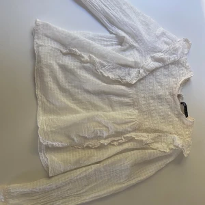 Blus - Säljer denna jätte fina blusen ifrån zara ❤️har en liten sminfläck vid halsen men inget som syns när man har på den