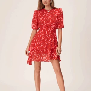 Adoore klänning - Supersöt klänning, aldrig använd, endast testad en gång och lappen är kvar. Säljer eftersom den inte kommer till användning. Nypris 1395kr, mitt pris 850kr. Storlek 34, jag är 165cm.