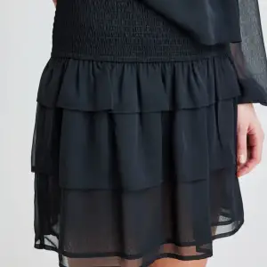 Helt oanvänd spets kjol från bikbok                      Kan tänka mig att sänka t 150kr❤️
