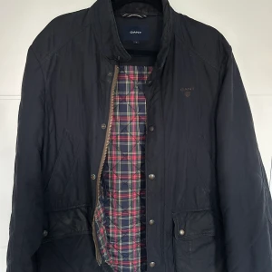 Mörkblå GANT-jacka - Mörkblå GANT-jacka, måttligt använd.