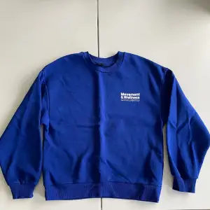 En mörkblå sweatshirt nästan alldrig andvänd 