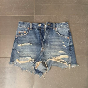 Jeansshorts - Säljer mina superfina jeansshorts ifrån zara. Dragkedja i gylfen och inga defekter! Säljer då jag köpt nya och rensat ut min garderob. Betala via Plick!🥰