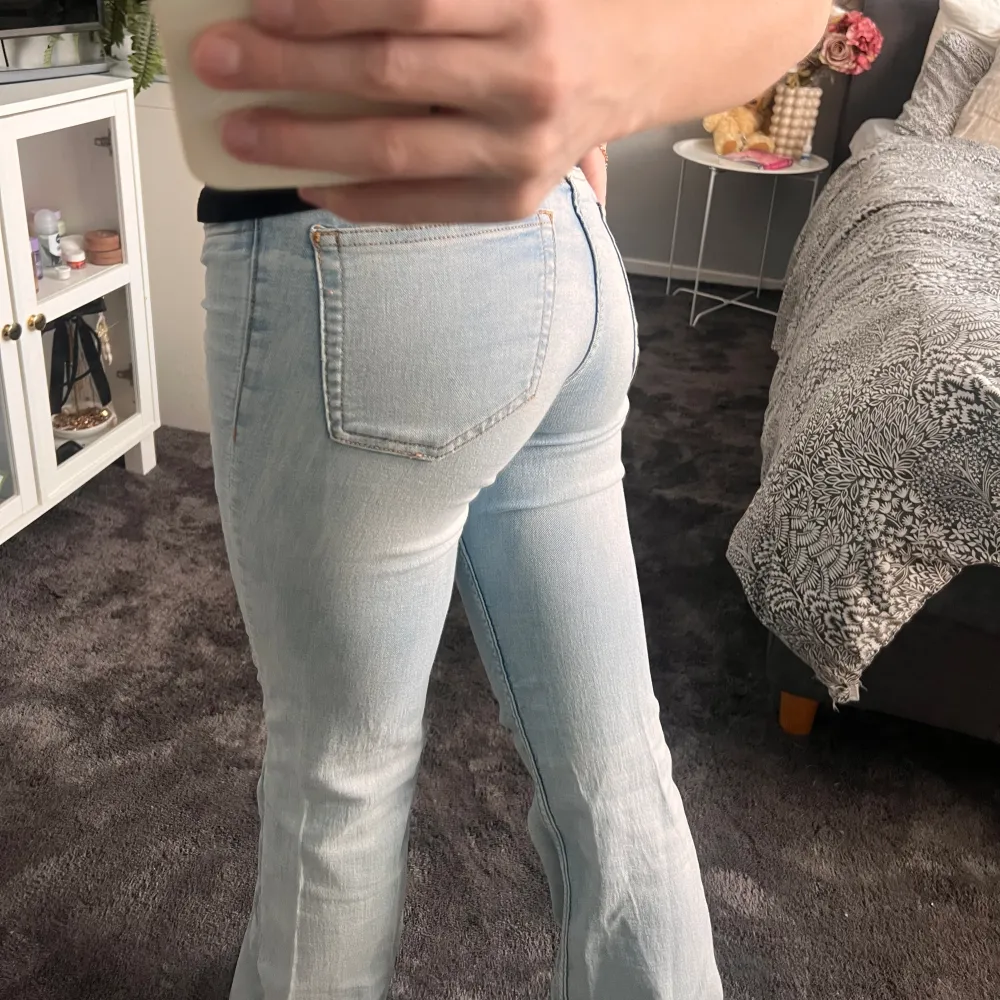 Dessa assnygga lågmidjade jeans som tyvärr inte kommer till användning, väldigt bekväma o stretchiga❤️‍🔥. Jeans & Byxor.