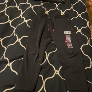 Hoodrich byxa  - Storleken är S , använd ett fåtal gånger , svart byxa med svart röda snören , byxorna har varit exclusiva i butiker och nätet så man hittar inte sådana här byxor längre , originell pris 650 SEK / Mitt pris 300 SEK