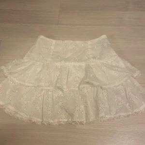 Volangkjol - Vit volangkjol från Shein. Nypris är 179kr och säljer för 70kr eftersom den ä i nyskick.💗skriv gärna om ni undrar något eller vill ha mera bilder på kjolen.