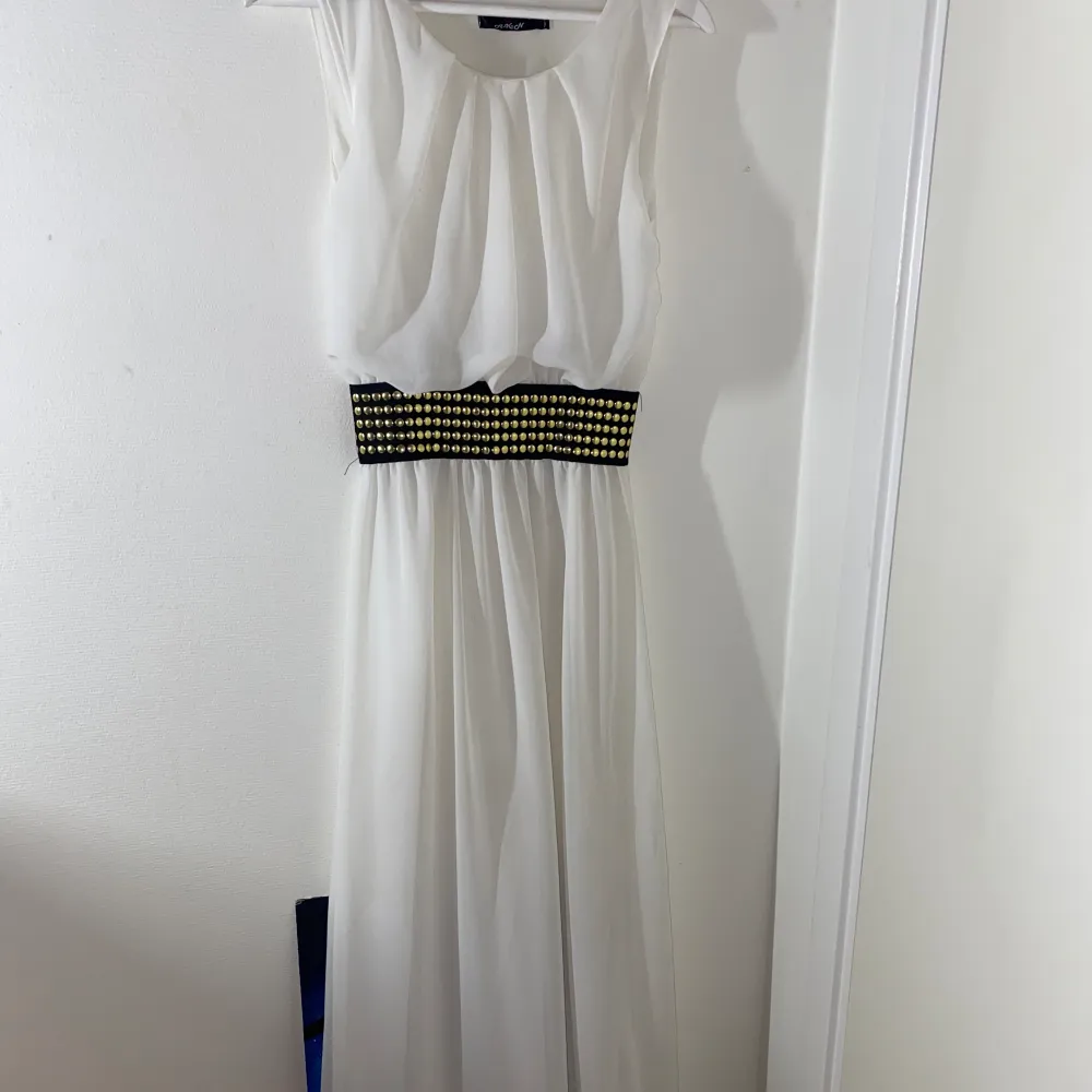 En vit lång klänning, som ny helt oanvänd.. Klänningar.