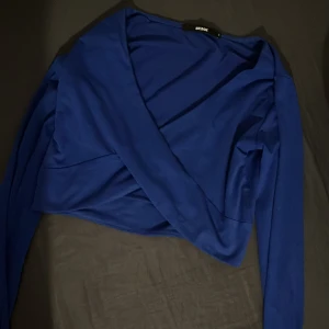 Lång armad magtröja med v ring - Köpte den jättelänge sen från bikbok används inte och bara använt ett par gånger