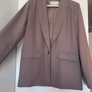 Brunbeige blazer - Snygg blazer/kavaj från Nelly. Mycket bra skick!! 