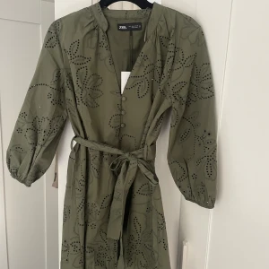 Zara klänning - Helt ny oanvänd zara klänning med prislapp kvar! Suuuuper snygg 🤩 