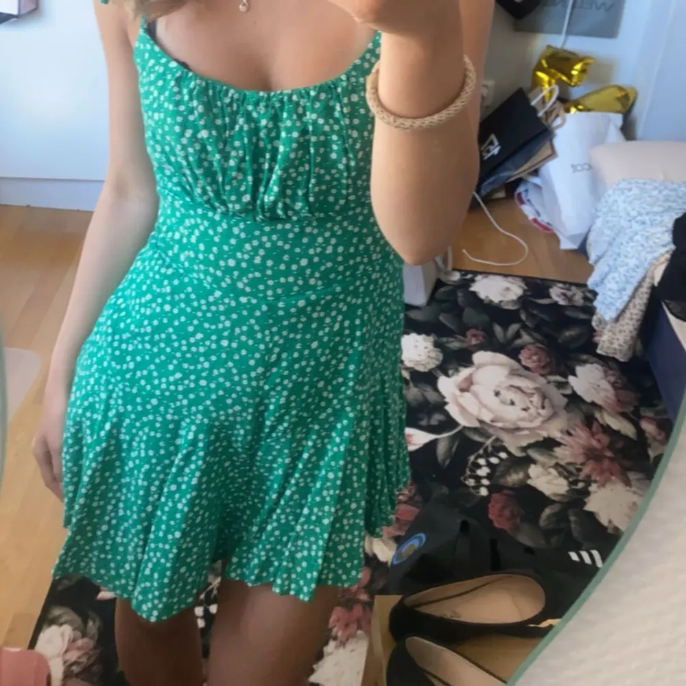 Säljer denna jättefina grön blommiga klänning/Byxdress. Ser ut som en klänning men har inbyggda shorts!. Klänningar.