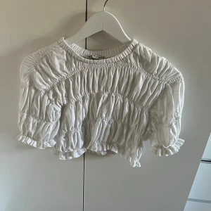 Vit blus  - En supersöt vit blus från zara! Använd fåtal gånger och i nyskick🥰säljer pga att den blivit för liten💗