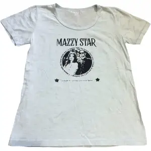 Ljusblå T-shirt med handtryckt Mazzy Star tryck på! Trycket håller i tvätten 