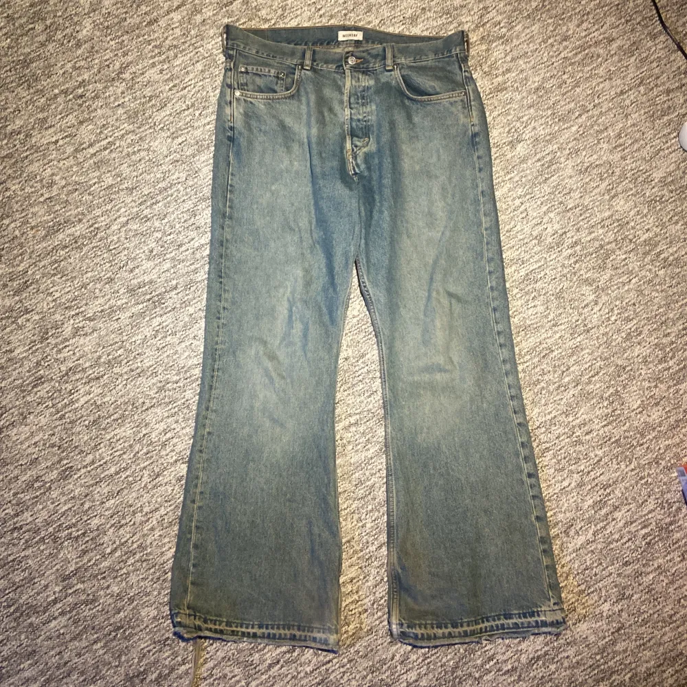 Snygga flared/bell jeans som är väldigt stora men snygga. Jeans & Byxor.