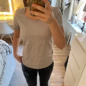 T-shirt - Säljer denna jättefina t-shortsen med pärlor💗