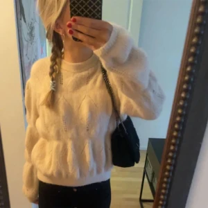 Stickad tröja - Jättefin tröja, nypris är 500kr! Använd endast 5 gånger max, sticks inte ett dugg utan är jätteskön!💖