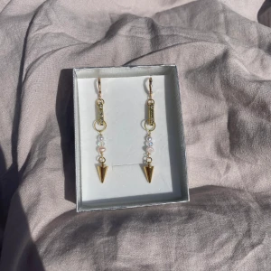 Summer spike guld örhängen  - 39kr per par, finns flera i lager😊 kolla gärna in min instragram där jag främst sköter försäljningen 🤍 fler liknande smycken hittar ni på min sida 🥰