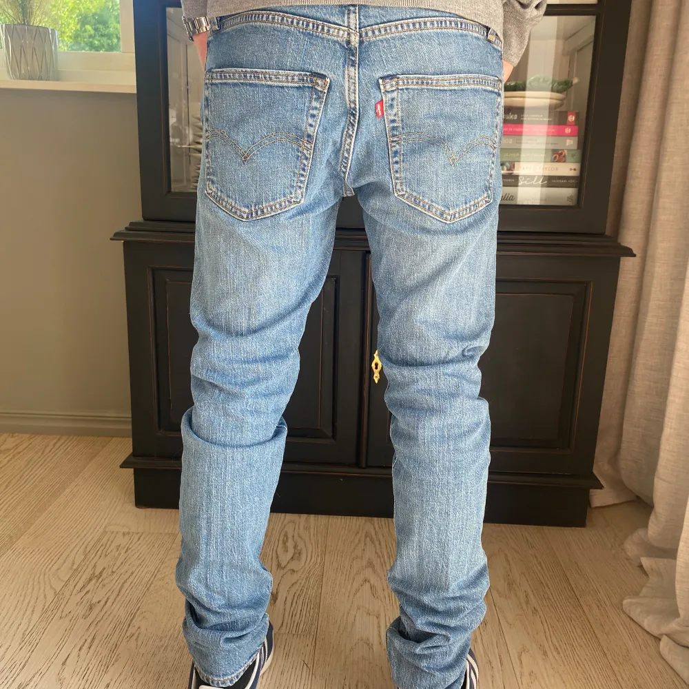 Ett par snygga jeans ifrån märket Levis, jeansen är i storlek 28/30 och är i bra skick, passar dig som är ca 165-170! skick: 8/10, nypris: 1199kr, mitt pris: 249kr. Jeans & Byxor.