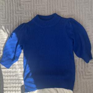 Perfekt ”Stockholm-stil” tröja, perfekt inför sommaren då den är kortärmad men as snygg!⚡️ köpt på zalando för ca 3 månader sen för ≈400 spenn, säljer för 200 och knappt använd eftersom att jag inte bär stockholm stil. Färgen är fortfarande stark!