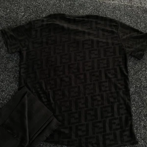 Fendi t-shirt svart  - Hej! Säljer dessa Fendi t-shirt. Finns både i storlek  M XL . Allt är nytt och oanvänt. Hör gärna av er vid fler fragor.