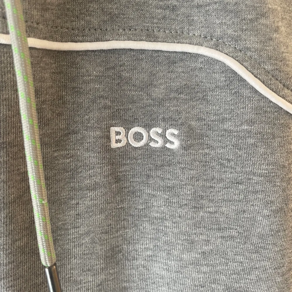 Sjukt nice zip up hoodie från Hugo Boss i galet skönt material! | Passar till allt! | 9.5/10 Skick (Knappt använd) | ⚜️Ny pris: ~1500kr ⚜️|  Hör av dig vid några frågor :). Hoodies.